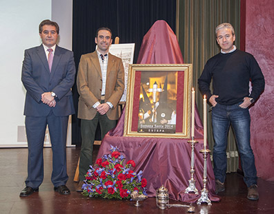 De izquierda a derecha, Miguel Fernández, alcalde de Estepa; Manuel Marchán, hermano mayor de la hermandad representada en el cartel, Las Angustias, y José Báez, autor del cartel de la Semana Santa 2014